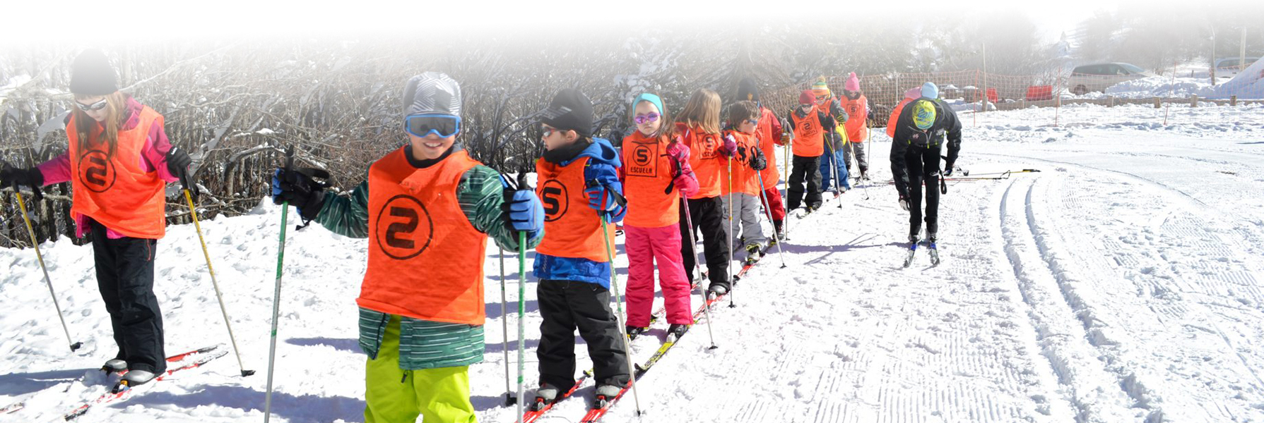 Especial colegios y grupos «un día en la nieve». Aprendizaje del esquí nórdico, juegos en la nieve y conocimiento del entono en una jornada lúdica y educativa en plena naturaleza.