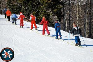 Especial colegios y grupos: un día en la nieve Aprendizaje del esquí nórdico, juegos en la nieve y conocimiento del entono en una jornada lúdica y educativa en plena naturaleza.