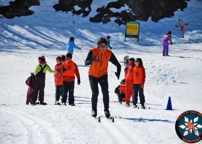 Especial colegios y grupos: un día en la nieve Aprendizaje del esquí nórdico, juegos en la nieve y conocimiento del entono en una jornada lúdica y educativa en plena naturaleza.