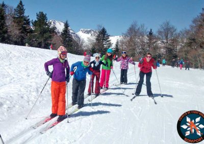 Especial colegios y grupos: un día en la nieve Aprendizaje del esquí nórdico, juegos en la nieve y conocimiento del entono en una jornada lúdica y educativa en plena naturaleza.