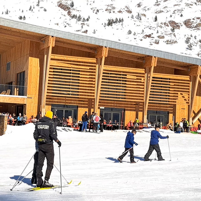 En el espacio Nórdico de Le Somport (www.lesomport.com), podrás disfrutar del esquí nórdico en sus 25 km. de pistas de fondo marcadas, con 8 circuitos de diferentes niveles dirigidos tanto a principiantes como a expertos, para practicar las técnicas de clásico y patinador (skating) y  paseos con raquetas en sus 5 km. de circuito. O si lo prefieres, realizar agradables excursiones nórdicas con esquís o raquetas por nieve virgen.