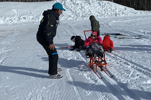 Escuela de Esquí Nórdico Somport ofrece la posibilidad de disfrutar del esquí y los deportes nórdicos también a personas con diversas discapacidades (ya sea auditiva, visual, intelectual o personas con movilidad reducida).