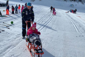 Escuela de Esquí Nórdico Somport ofrece la posibilidad de disfrutar del esquí y los deportes nórdicos también a personas con diversas discapacidades (ya sea auditiva, visual, intelectual o personas con movilidad reducida).