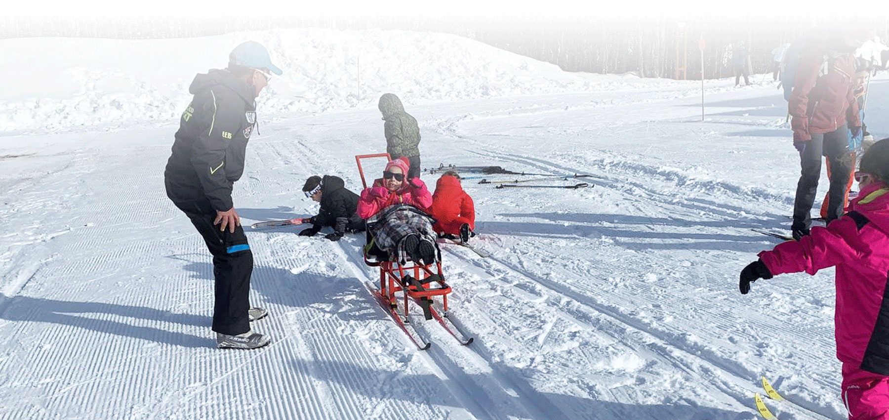 Escuela de Esquí Nórdico Somport ofrece la posibilidad de disfrutar del esquí y los deportes nórdicos también a personas con diversas discapacidades (ya sea auditiva, visual, intelectual o personas con movilidad reducida). Esquí adaptado y accesible para todos.