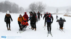 Con nuestra propuesta de esquí inclusivo, queremos ofrecer un entorno accesible para que todos podamos disfrutar de los deportes invernales. Con una metodología adaptada a cualquier tipo de discapacidad para disfrutar del esquí de fondo, para todos y sin barreras. Foto © Madison Winter Festival.