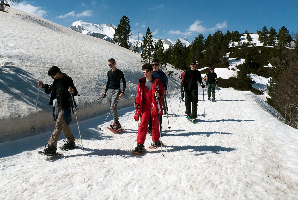 Excursiones con raquetas Descubre la magia blanca del Somport con nuestras rutas guiadas de 3 horas de aventura. Grupos y particulares. Todos los domingos, salida con raquetas por Somport Durante la temporada 2018/2019 hemos programado, todos los domingos a las 10.30 h, una salida con raquetas de 4-5 horas de duración. El precio (todo incluido) es de 35 € por persona y para reservar o más información, podéis contactar con la Escuela en nuestra Oficina en la Estación de Somport o en el teléfono 620 425 169