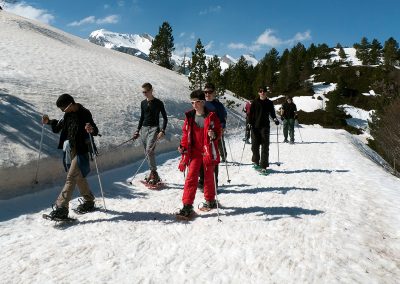 Excursiones con raquetas Descubre la magia blanca del Somport con nuestras rutas guiadas de 3 horas de aventura. Grupos y particulares. Todos los domingos, salida con raquetas por Somport Durante la temporada 2018/2019 hemos programado, todos los domingos a las 10.30 h, una salida con raquetas de 4-5 horas de duración. El precio (todo incluido) es de 35 € por persona y para reservar o más información, podéis contactar con la Escuela en nuestra Oficina en la Estación de Somport o en el teléfono 620 425 169