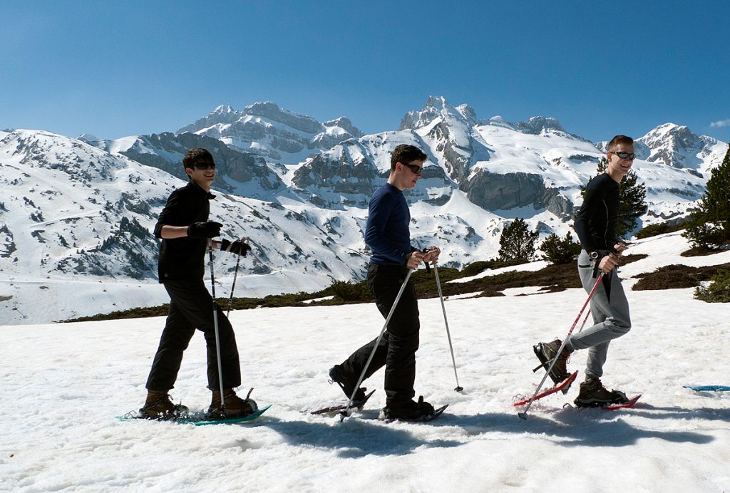 Excursiones con raquetas Descubre la magia blanca del Somport con nuestras rutas guiadas de 3 horas de aventura. Grupos y particulares. Todos los domingos, salida con raquetas por Somport Durante la temporada 2018/2019 hemos programado, todos los domingos a las 10.30 h, una salida con raquetas de 4-5 horas de duración. El precio (todo incluido) es de 35 € por persona y para reservar o más información, podéis contactar con la Escuela en nuestra Oficina en la Estación de Somport o en el teléfono 620 425 169