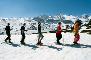Excursiones con raquetas Descubre la magia blanca del Somport con nuestras rutas guiadas de 3 horas de aventura. Grupos y particulares. Todos los domingos, salida con raquetas por Somport Durante la temporada 2018/2019 hemos programado, todos los domingos a las 10.30 h, una salida con raquetas de 4-5 horas de duración. El precio (todo incluido) es de 35 € por persona y para reservar o más información, podéis contactar con la Escuela en nuestra Oficina en la Estación de Somport o en el teléfono 620 425 169