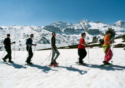Excursiones con raquetas Descubre la magia blanca del Somport con nuestras rutas guiadas de 3 horas de aventura. Grupos y particulares. Todos los domingos, salida con raquetas por Somport Durante la temporada 2018/2019 hemos programado, todos los domingos a las 10.30 h, una salida con raquetas de 4-5 horas de duración. El precio (todo incluido) es de 35 € por persona y para reservar o más información, podéis contactar con la Escuela en nuestra Oficina en la Estación de Somport o en el teléfono 620 425 169