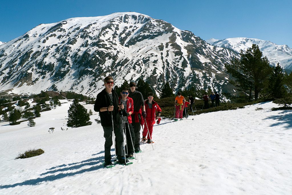 Excursiones con raquetas Descubre la magia blanca del Somport con nuestras rutas guiadas de 3 horas de aventura. Grupos y particulares. Todos los domingos, salida con raquetas por Somport Durante la temporada 2018/2019 hemos programado, todos los domingos a las 10.30 h, una salida con raquetas de 4-5 horas de duración. El precio (todo incluido) es de 35 € por persona y para reservar o más información, podéis contactar con la Escuela en nuestra Oficina en la Estación de Somport o en el teléfono 620 425 169