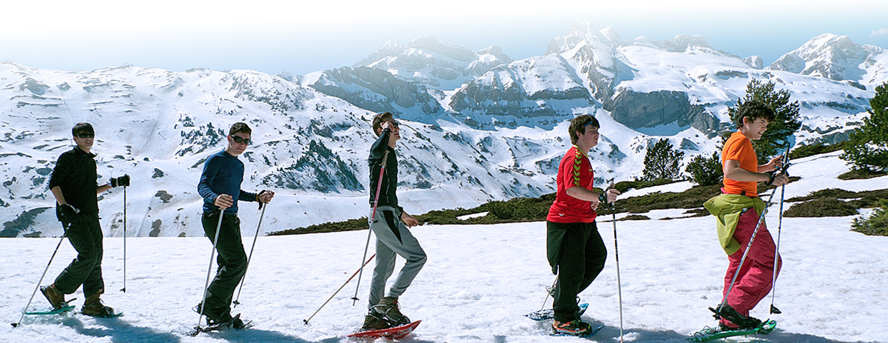 Excursiones con raquetas<br />
Descubre la magia blanca del Somport con nuestras rutas guiadas de 3 horas de aventura. Grupos y particulares